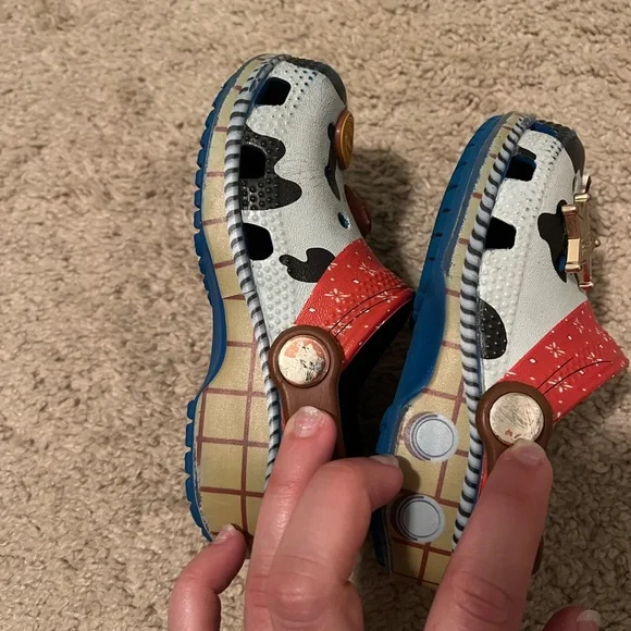 CROCS -Toy Story Woody Design - Picture 3 of 5